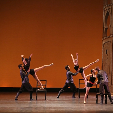 The company performing a piece of Carmen. © Photo Carla Moro & Aurelio Dessì