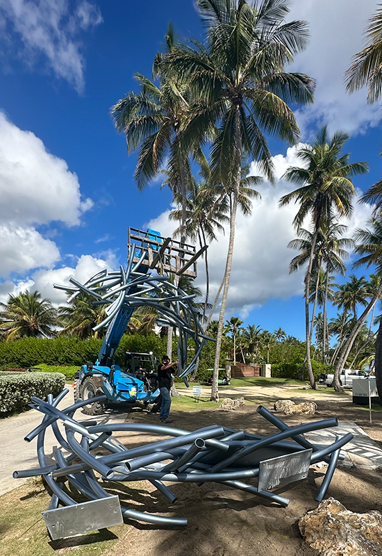 The truck unloads the sculpture.