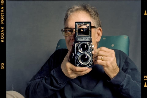 A photo of Michael Boatright taking a photo with a Rolleiflex camera. (Photo Kairos 2021)