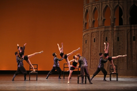 The company performing a piece of Carmen. © Photo Carla Moro & Aurelio Dessì