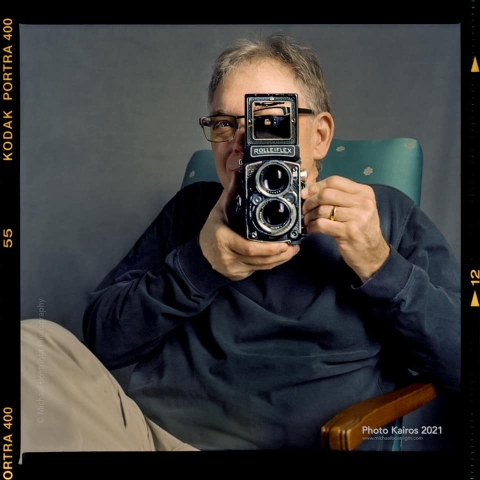A photo of Michael Boatright taking a photo with a Rolleiflex camera. (Photo Kairos 2021)